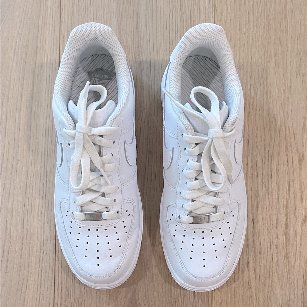 Nike Women’s Air Force 1 White Sneakers Size 9 Almost New - Picture 2 of 8